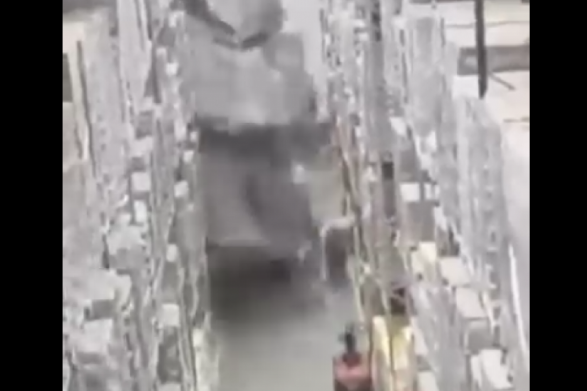 Um outro funcionário estava do lado da vítima, mas conseguiu escapar com ferimentos leves.
