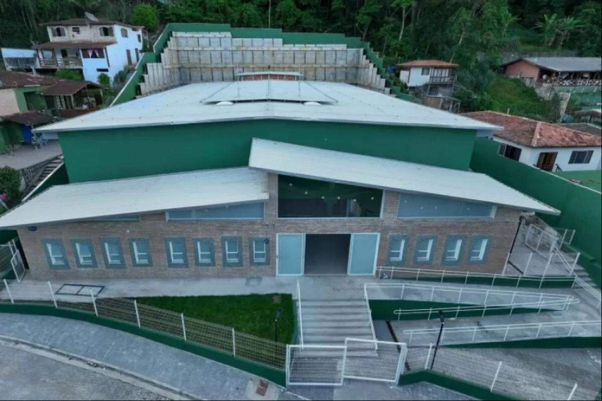 Escola Municipal Major Olímpio segue o modelo cívico-militar em Ilhabela