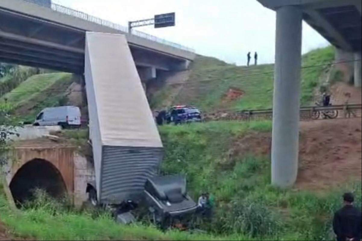 A cabine da carreta ficou destruída na queda.