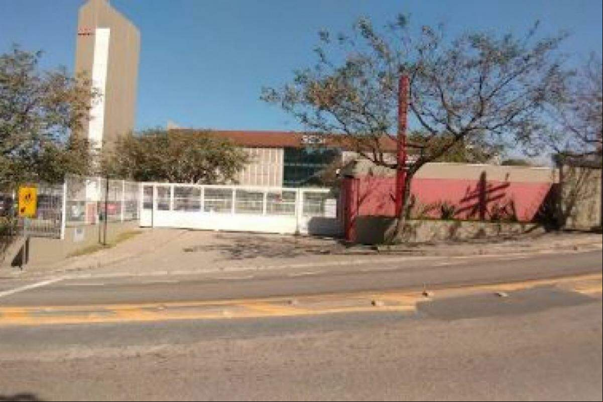 O garoto estudava no Sesi do Jardim Tarumã, local onde uma outra aluna da mesma idade, mas de outra turma, foi diagnosticada com a doença e se recupera em casa