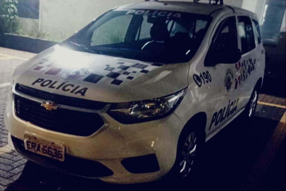 Homem tentou esfaquear a esposa após uso de drogas na frente das duas filhas.