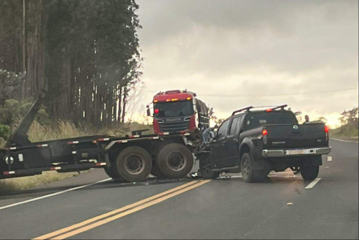 Colisão entre caminhonete e caminhão na rodovia Cândido Portinari