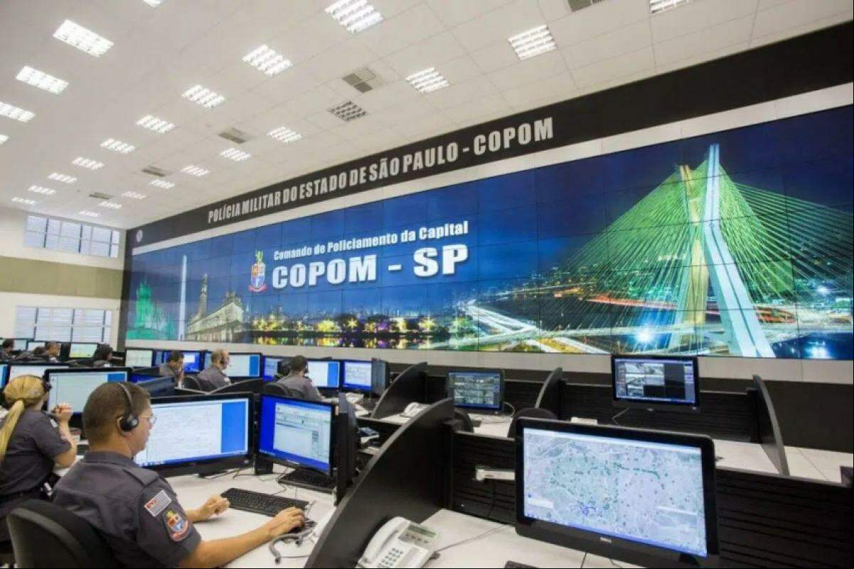 Os policiais que atuam no Copom, o maior da América Latina, monitoram os agressores diariamente