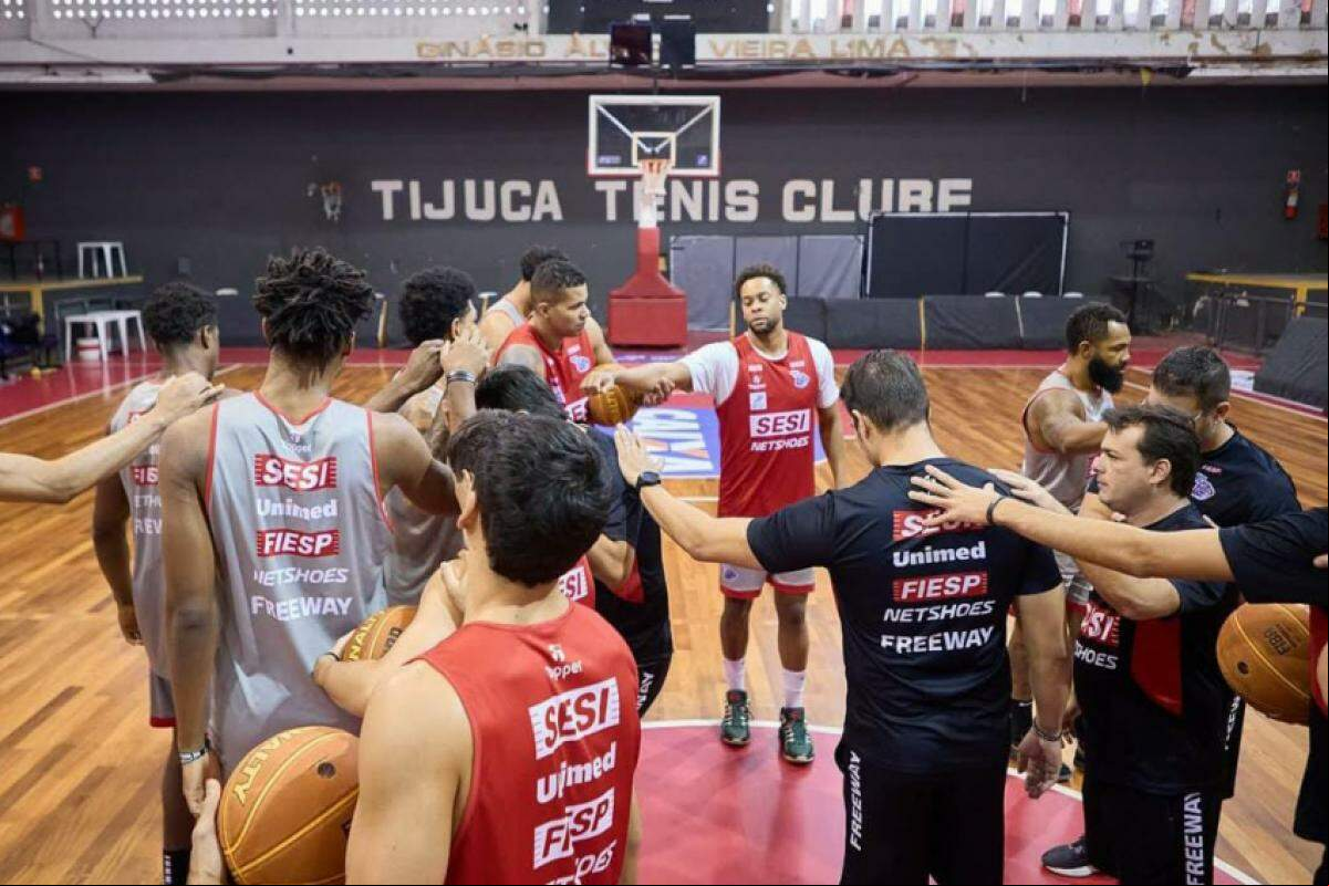 Jogadores do Franca durante preparação no ginásio do Tijuca