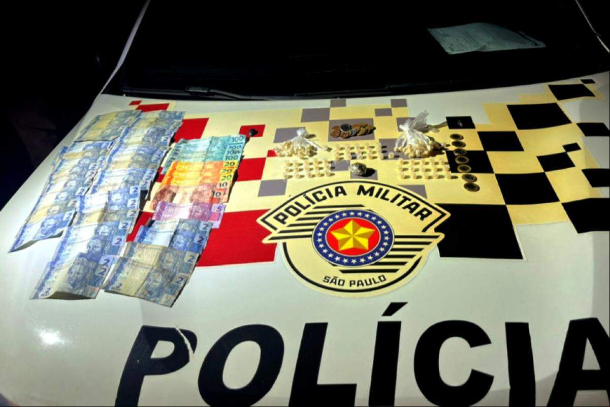 As drogas, o dinheiro e uma corrente de prata foram apreendidas e apresentadas no Plantão Policial.