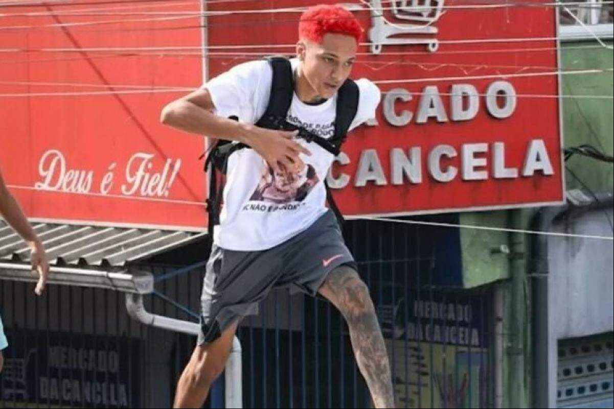 Oruam também foi visto conduzindo uma motocicleta, sem capacete, pelas ruas da região, comemorando a soltura do colega