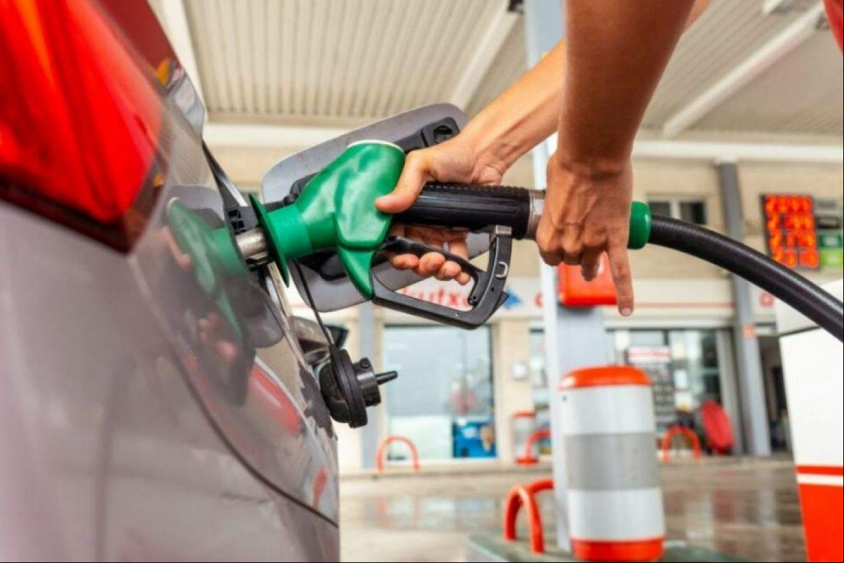 A medida entra em vigor a partir desta terça-feira (3) e pode resultar em uma queda de até R$ 0,12 no preço cobrado ao consumidor final