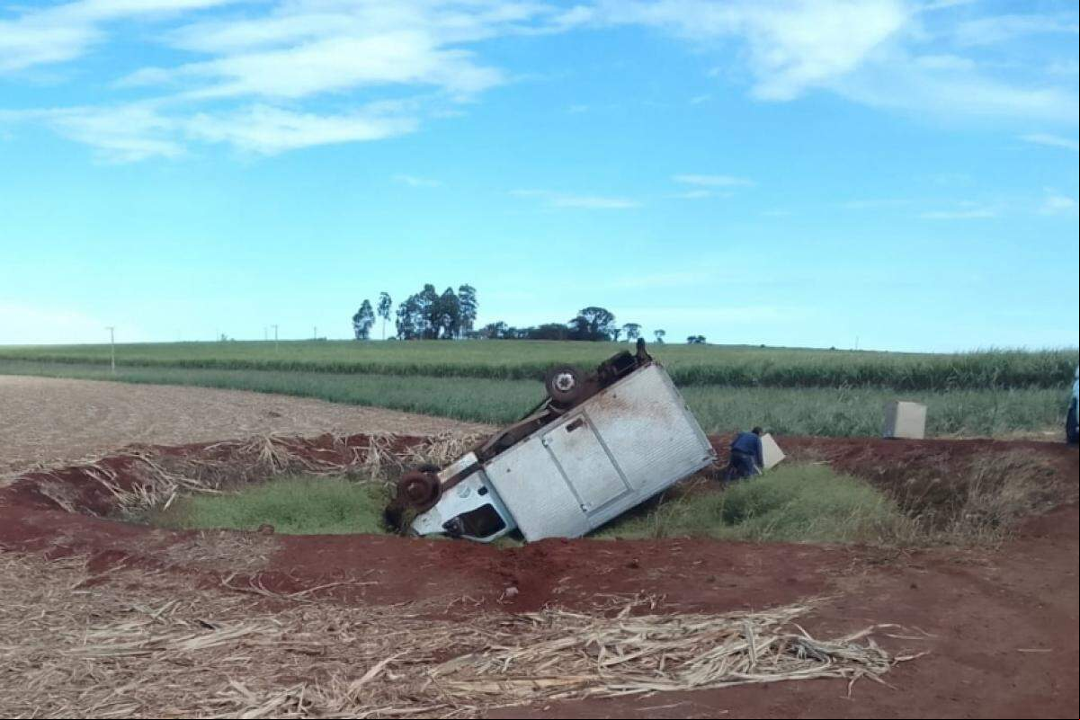 Caminhão após capotar na rodovia Waldir Canevari