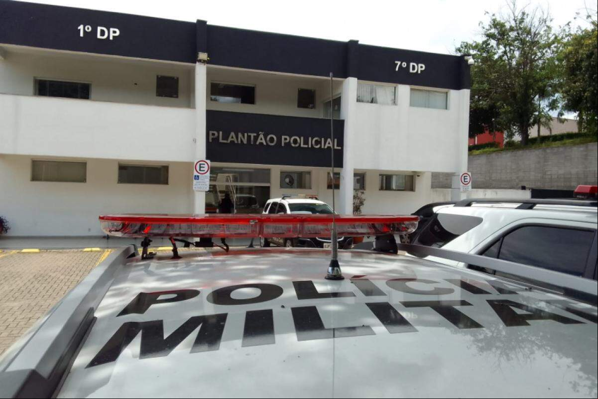 Ele se entregou a policiais militares, que o prenderam em flagrante